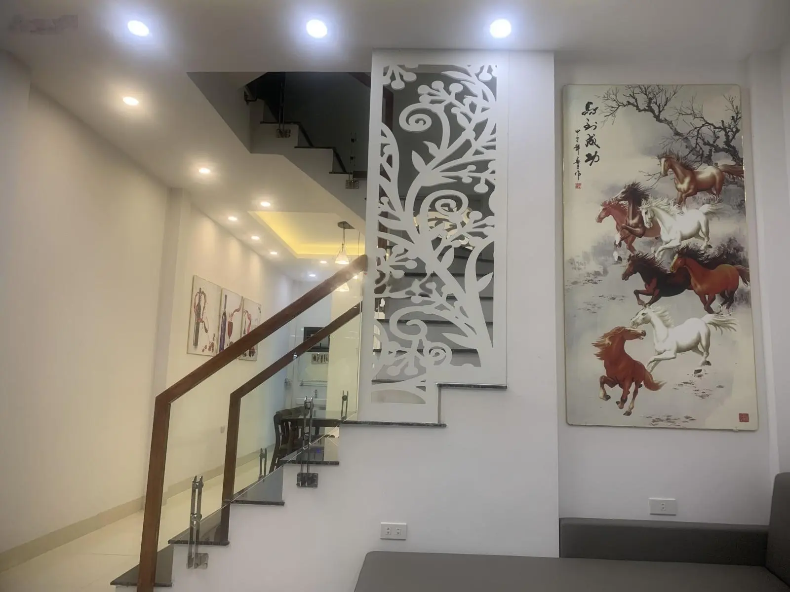Bán nhà 3 tầng mới xây, TK hiện đại, gần chợ Rồng, gần hồ Biển Bạch, trung tâm TP. Ninh Bình