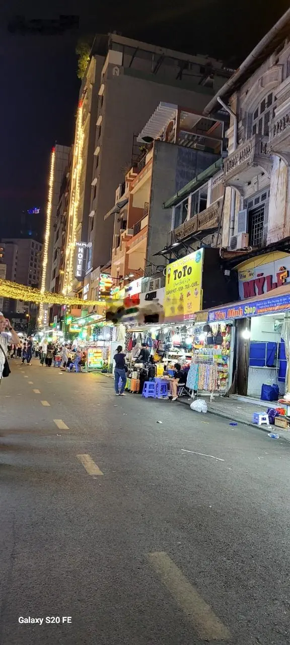 Bán nhà Đ Hoàng Diệu. TT hành chính Quận 4. DT 50m2 - giá 10 tỷ. 6m x 13m. 2 tầng - oto vào nhà