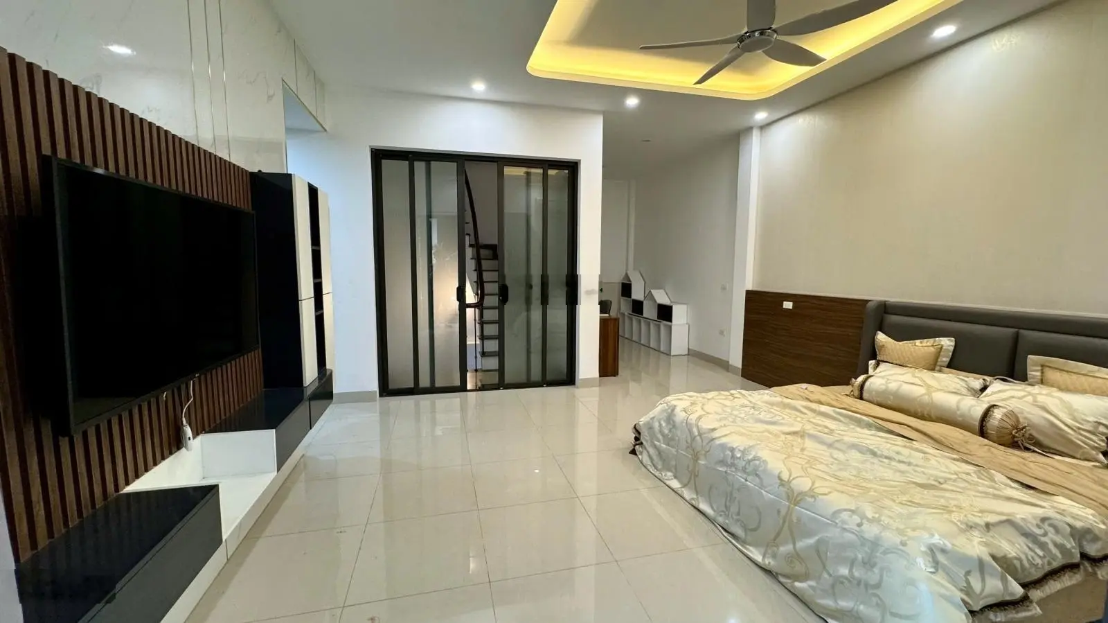 Bán nhà phố Phạm Tuấn Tài 66m2 nhỉnh 19 tỷ, vỉa hè, gara ô tô, gần phố, văn phòng