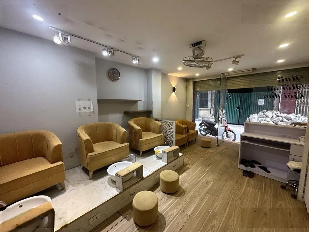 Bán TT tầng 1 Phương Mai, Đống Đa, Phân Lô, Kinh doanh. DT 70m giá 4.32 tỷ