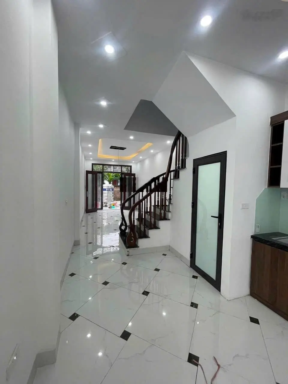 Bán căn 65m2, 4 tầng thiết kế cực đẹp. Ở luôn. Có sân riêng rộng 5m. Gần trục đường chính Đại Thành