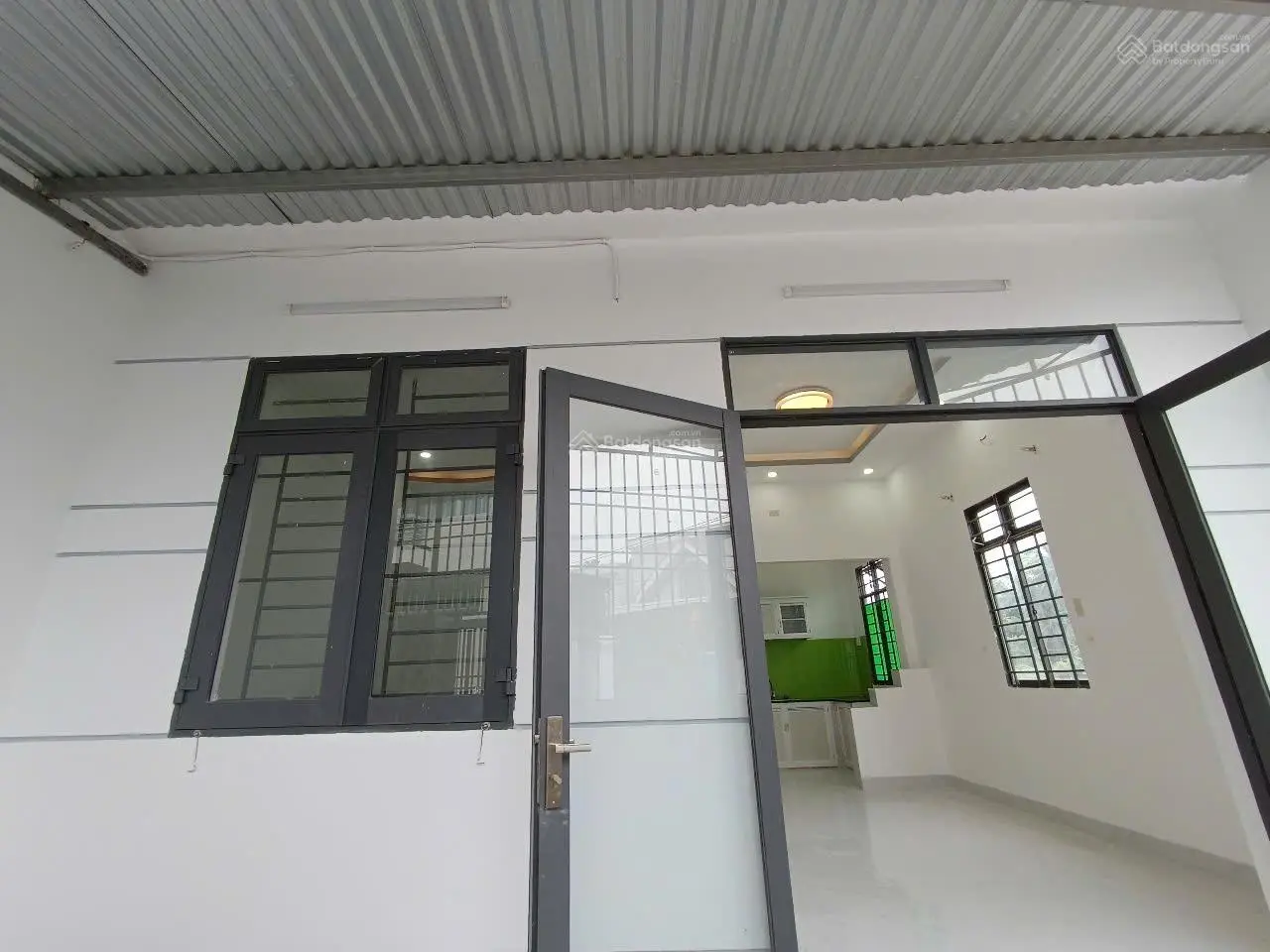 Cần bán nhà mới xã Diên An hẻm đường Thông Tin, căn góc đường oto, sổ full thổ cư