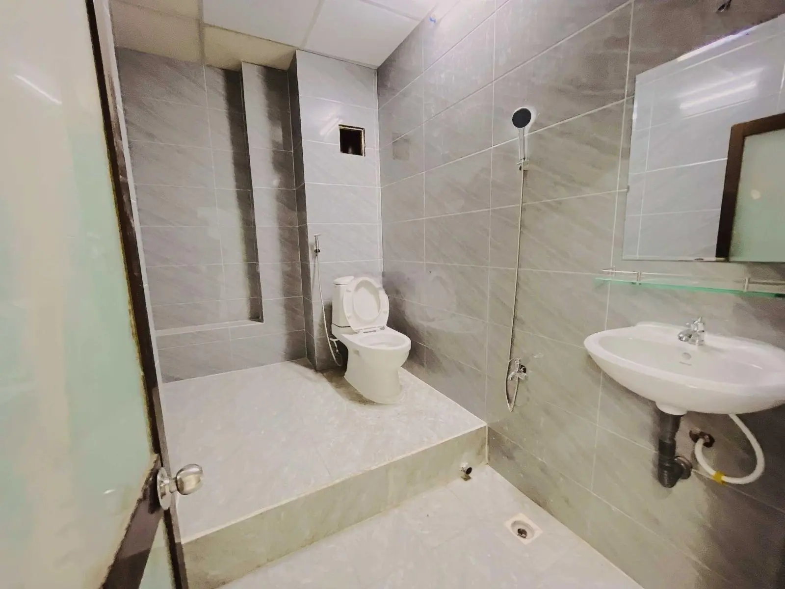 Rất cần tiền hạ 5 tỷ, bán nhà MT Lý Chính Thắng, DT: 5.5*22m KC: 7 tầng HĐT: 80tr/tháng giá 37tỷ