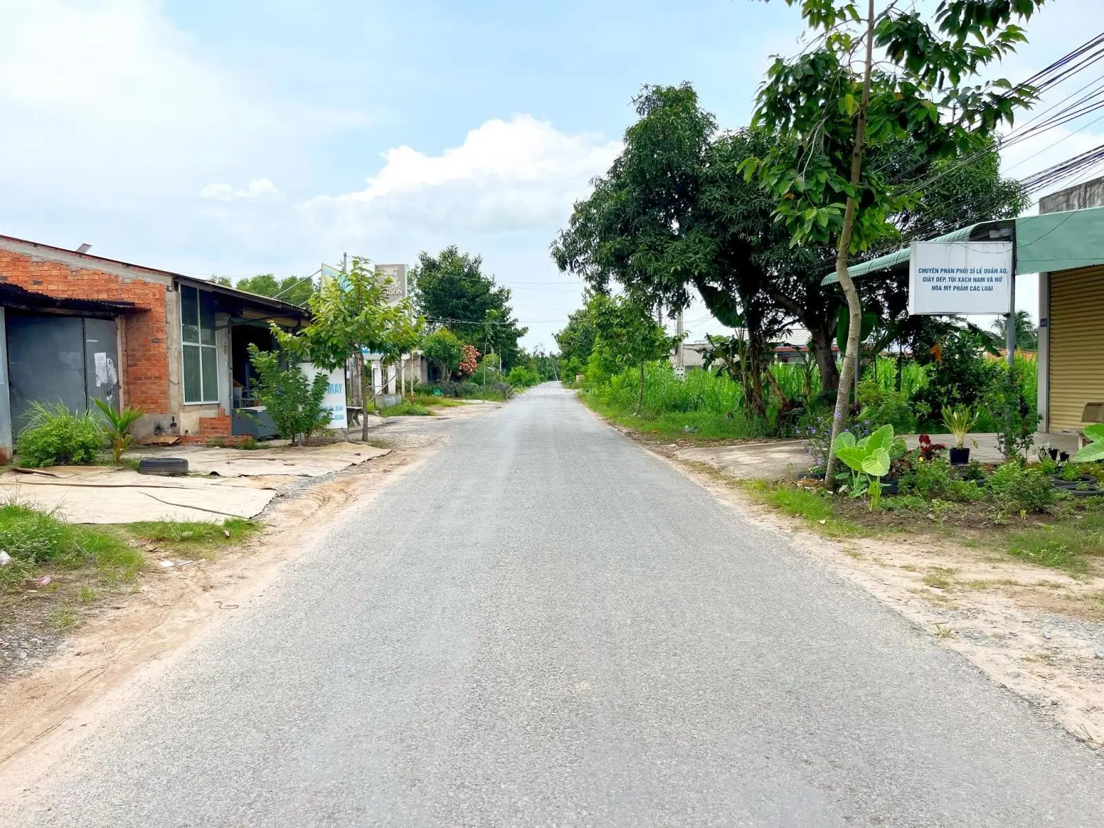 Cần bán vài lô đất Đ.Võ Văn Phẩm,Bến Tre gần Siêu thị điện máy.Giá chỉ 650tr cho 100m2 đẩt TC SHR