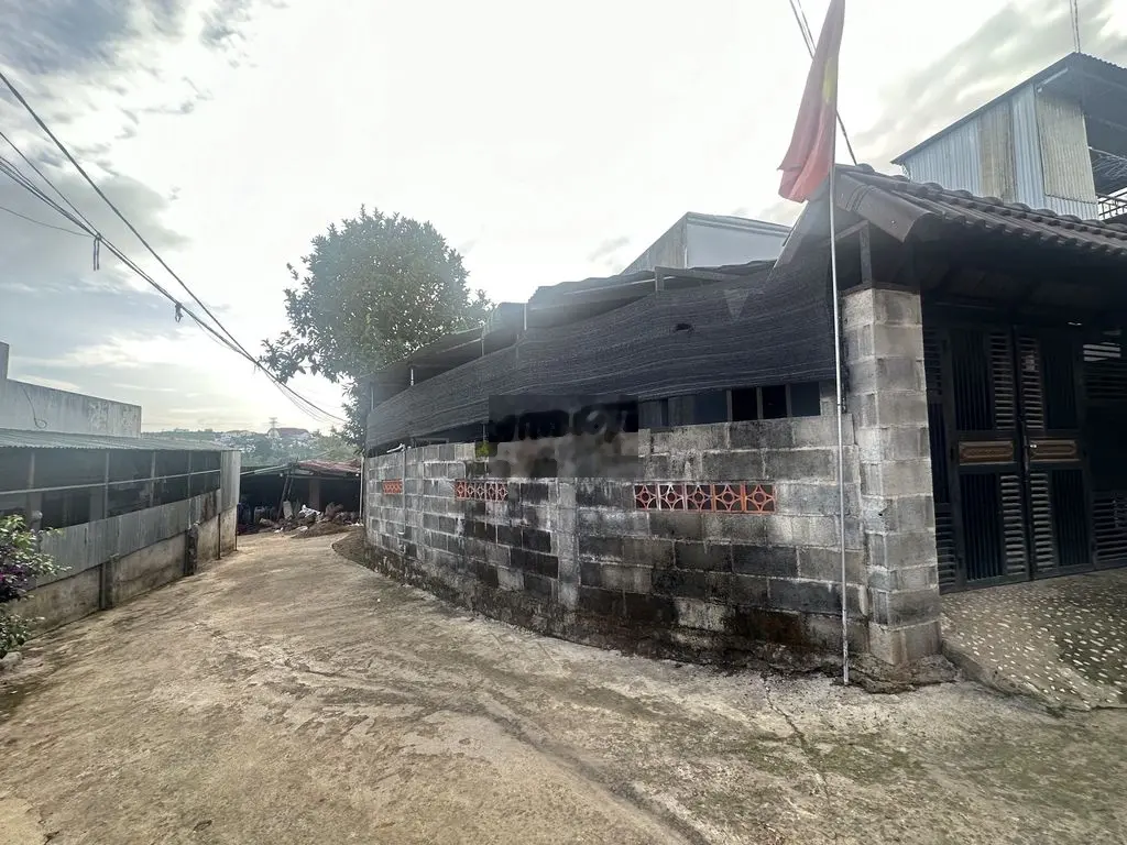 Cần bán nhà + đất 2 mặt tiền view đồi ruộng.