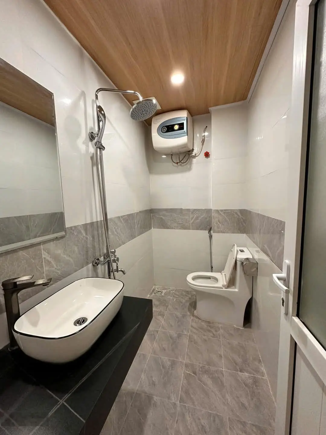 Bác nào thích chỉ 1 bước chân ra đến phố thì đừng bỏ qua nhà này ạ!!!