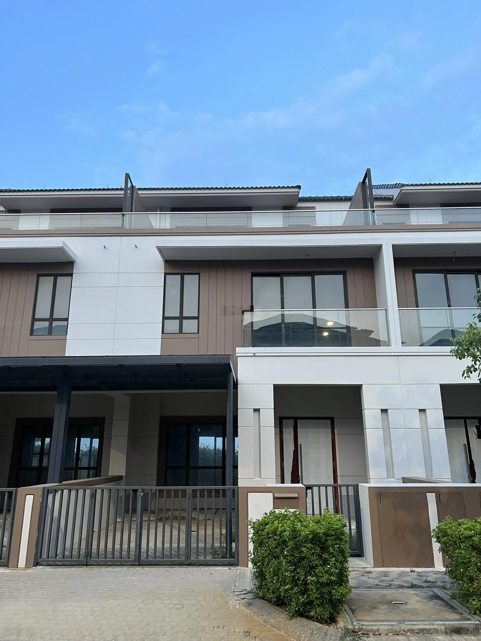 Bán nhanh nhà phố, dt 119m, giá tốt 7.3 tỷ zone 8 full thuế phí. LH 0901 088 ***