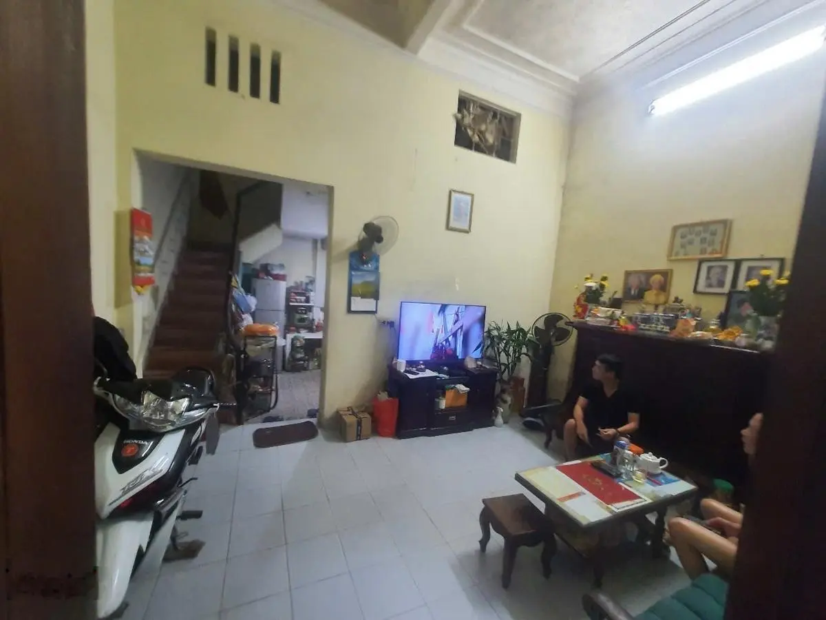 Bán Đất tặng Nhà 2,5 tầng ngay đầu Ngõ 164 Vương Thừa Vũ HN DT 43,4 m 2,5 tầng MT 5 m Giá 16,5 tỷ.