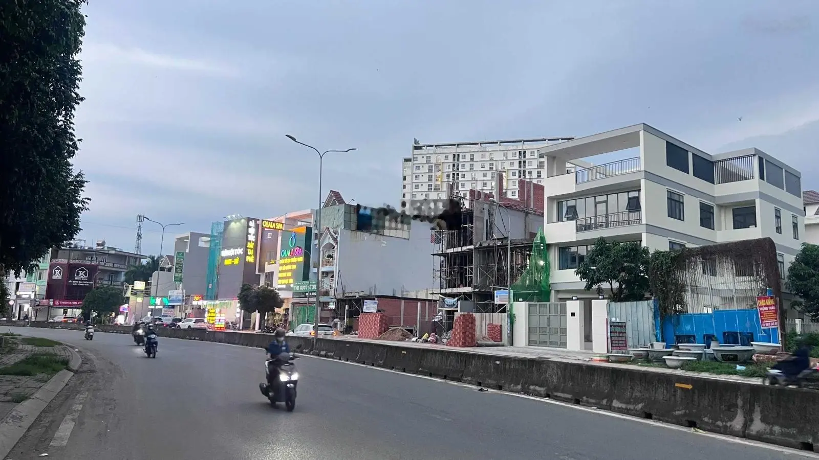 Cực hiếm! Nhà mới xây mặt tiền đường Liên Phường, 126 m2 đất, cách Global City 700m, giá 22,9 tỷ