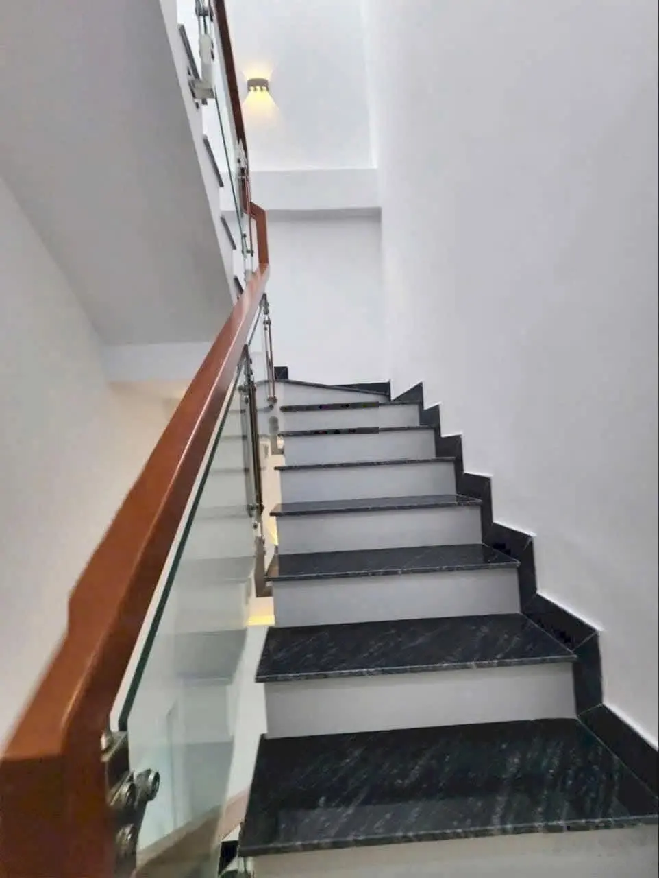 Nhà khánh hội q4- 4 tầng- 40m2 - sát mặt tiền - ko qh-chỉ 5 tỷ nhỉnh