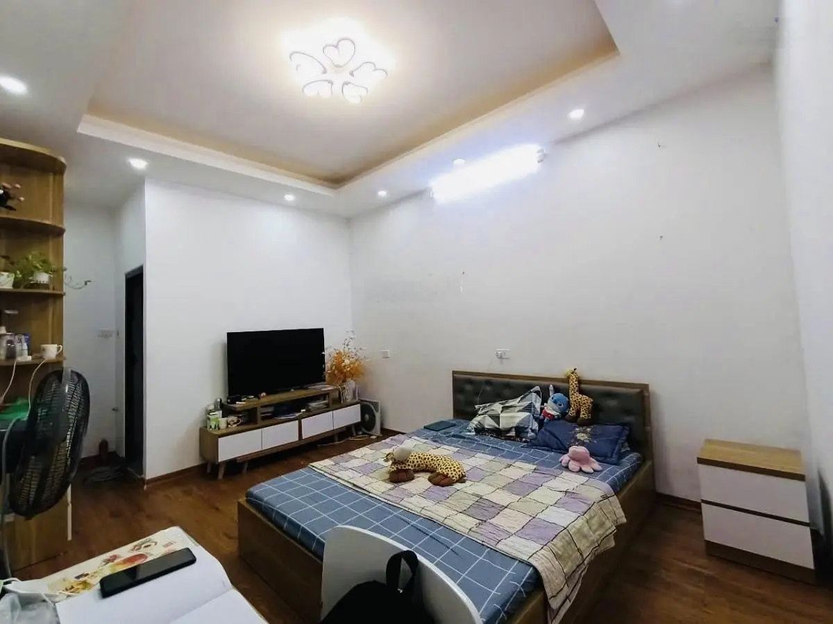 Chùa Láng. Nhà về ở ngay, ngõ rộng ba gác đỗ cửa, vài bước ra ô tô tránh, ra phố chỉ 1 phút