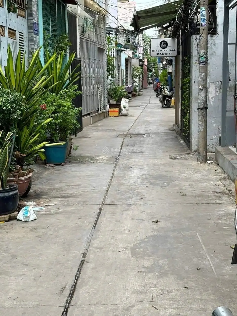 Nhà mới đẹp, 1trệt, 2 lầu, 2 Sân thượng, Ngang 4m x Dài 20m, đất đẹp, có nở hậu. Hoàn công 180,8m2