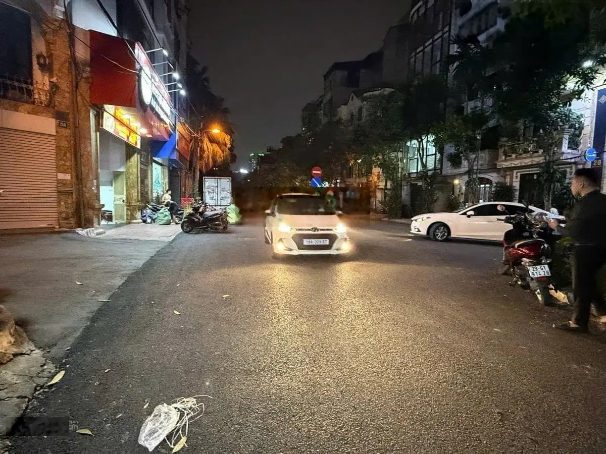 Mặt phố Đặng Thùy Trần, Bắc Từ Luêm. Dt 54 m2, 5 tầng, mặt tiền rộng 4,7 m. Số đỏ chính chủ. 23 tỷ.