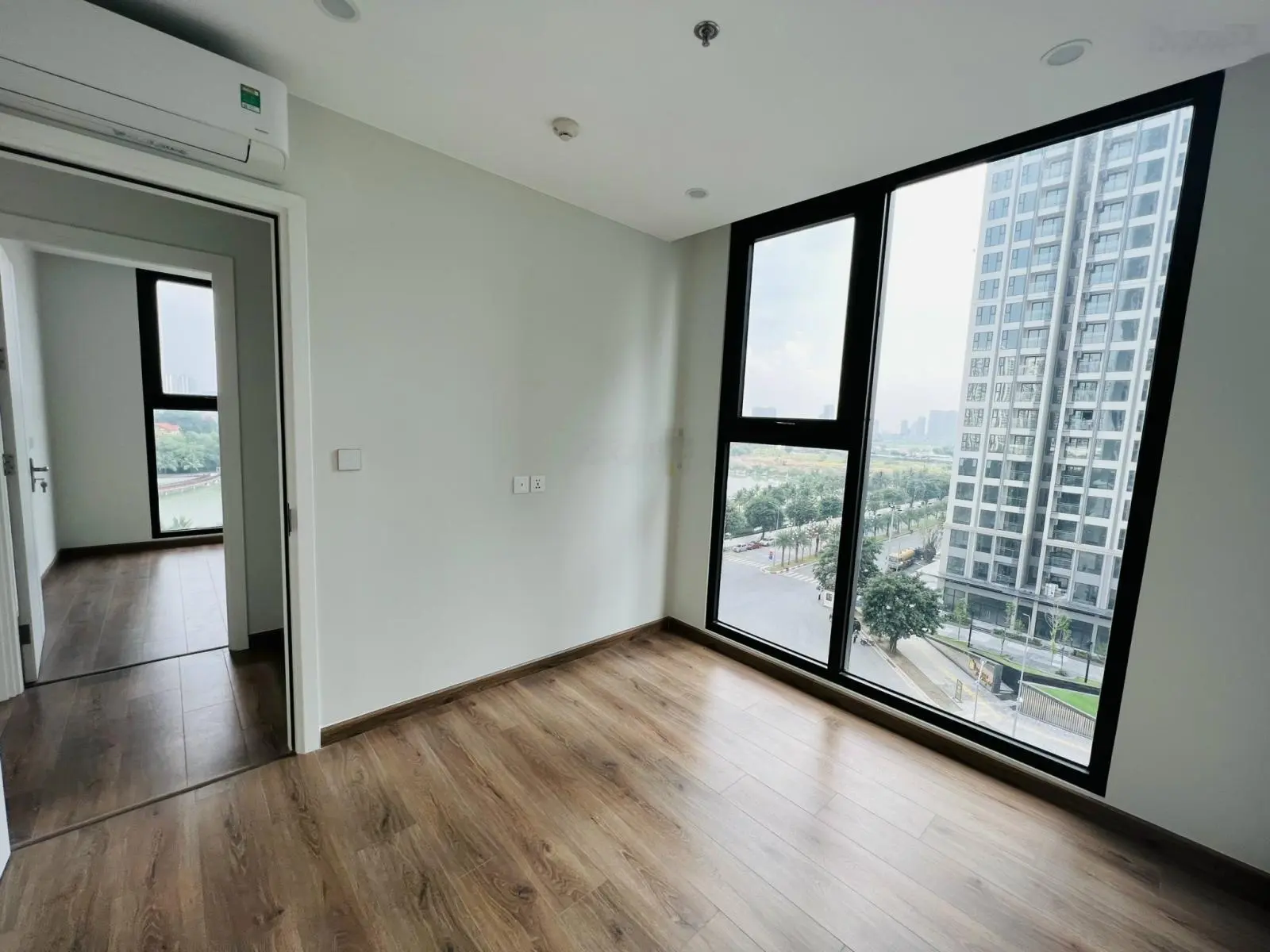 Bán lỗ căn góc 2PN + 65m2, giá chỉ 4,2 tỷ bao phí, toà G3 tầng thấp, trục 10, The Sola Park