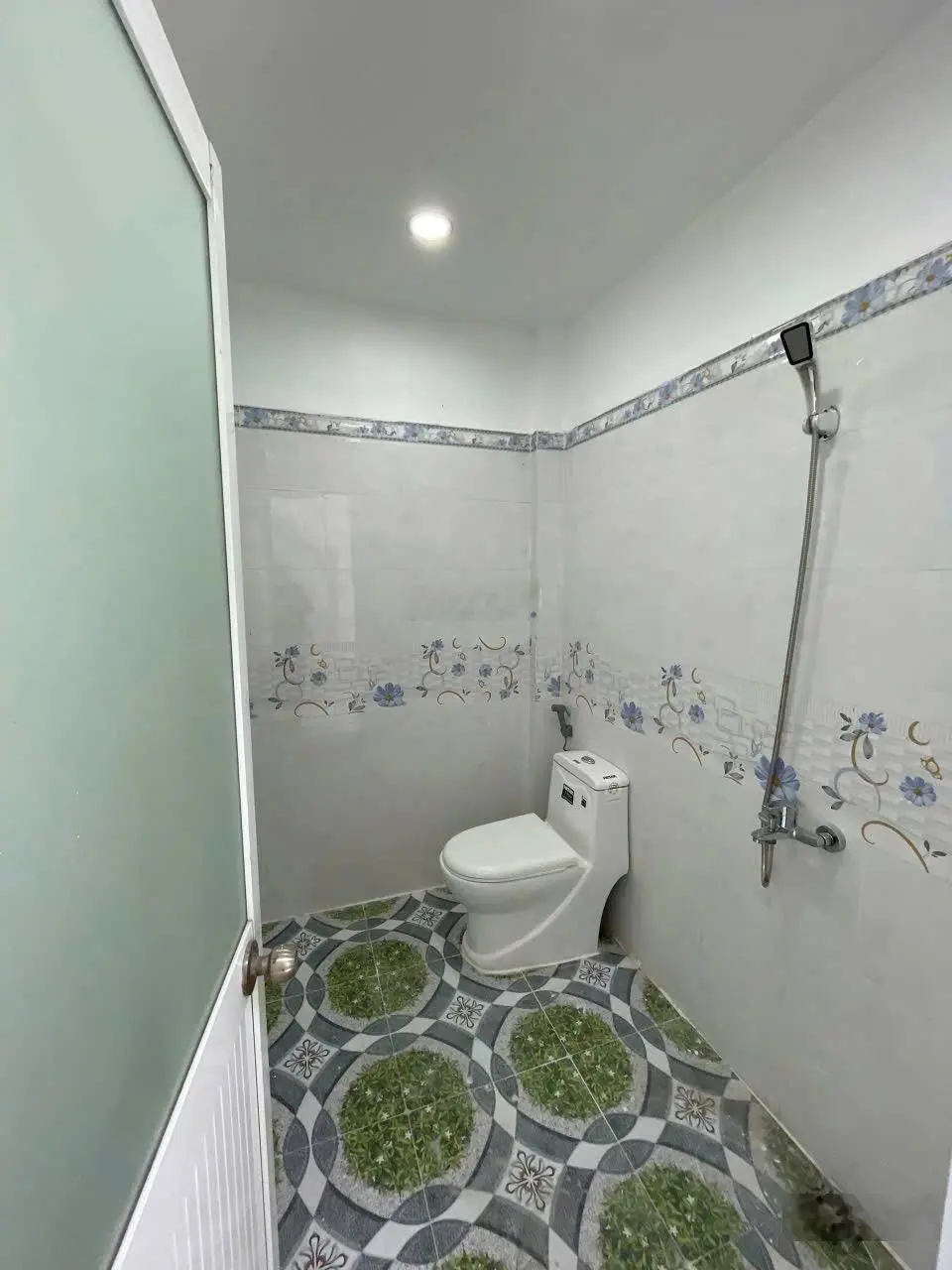 Nhà mới xây, ngay ủy ban xã Qui Đức (5,2 x 16)m 1 lầu 3,9 tỷ. Đường nhựa khu phân lô