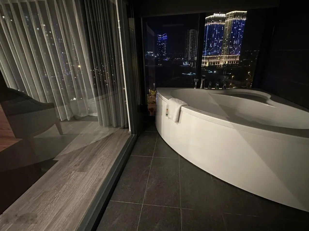 Chính chủ gửi bán căn hộ chung cư cao cấp PentStudio 699 Lạc Long Quân 91m 1PN tầng cao view Hồ Tây