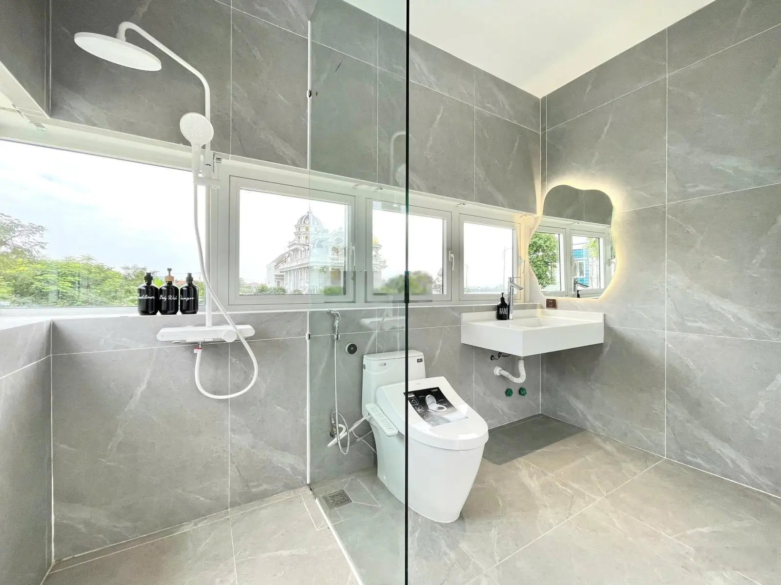 Villa xịn xò 1300m2, ngay sát sông Hàn giá rẻ, không ở có thể cho thuê 70 tr/1 th