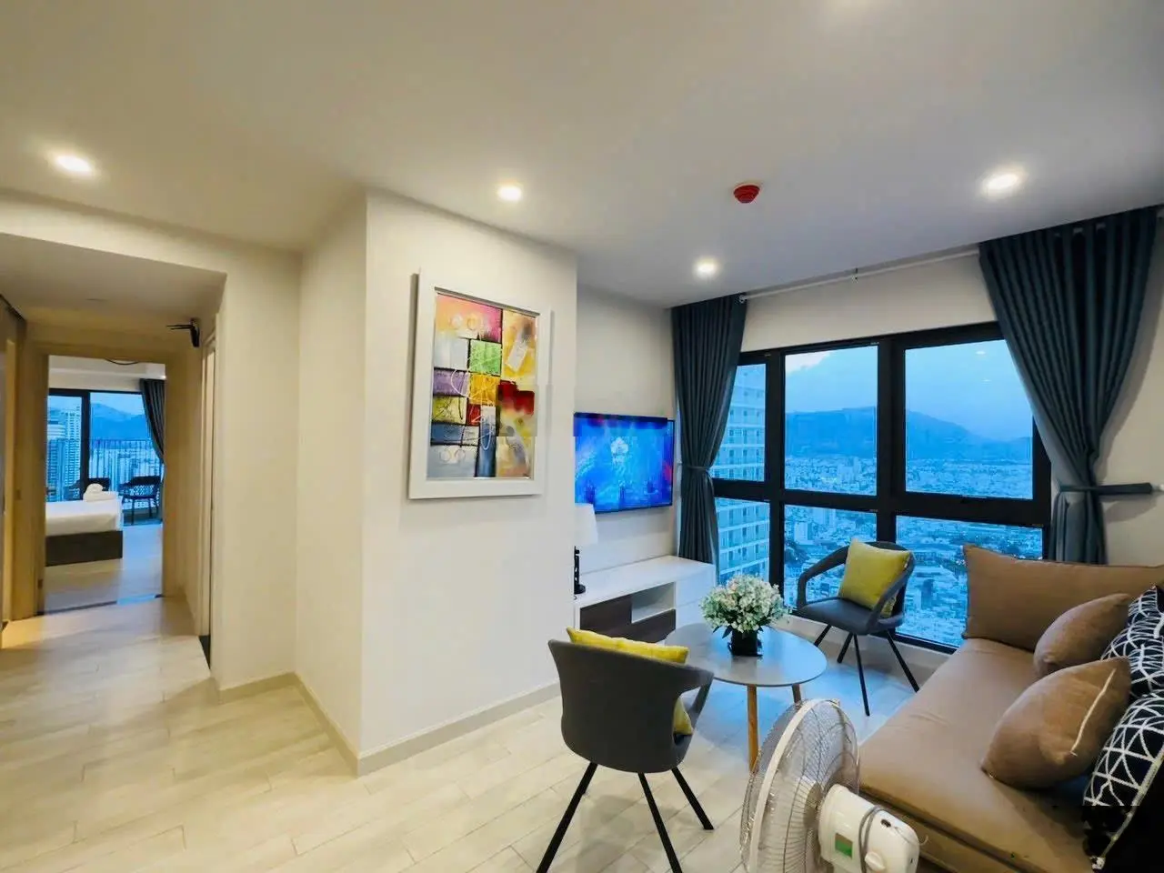 Căn 2 phòng ngủ Gold Coast view biển, tầng cao tòa Nam, nội thất đẹp