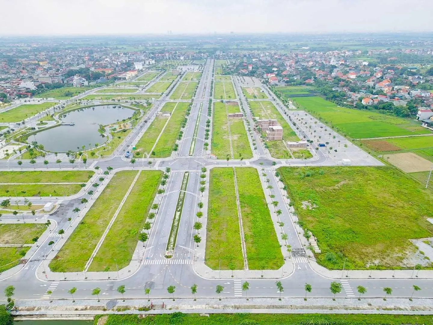 Chính chủ cần bán một lô đẹp đường thông trục bờ hồ và quảng trường - giá rẻ