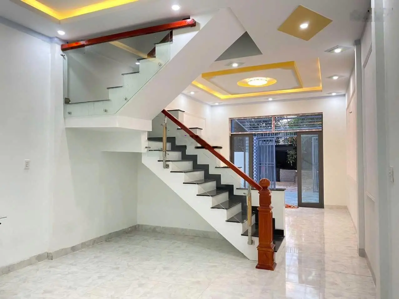 Bán gấp căn nhà 1 trệt 1 lầu ngay Thị Trấn Củ Chi, 82m2 hoàn công đầy đủ giá 1 tỷ 550 , sổ sẵn