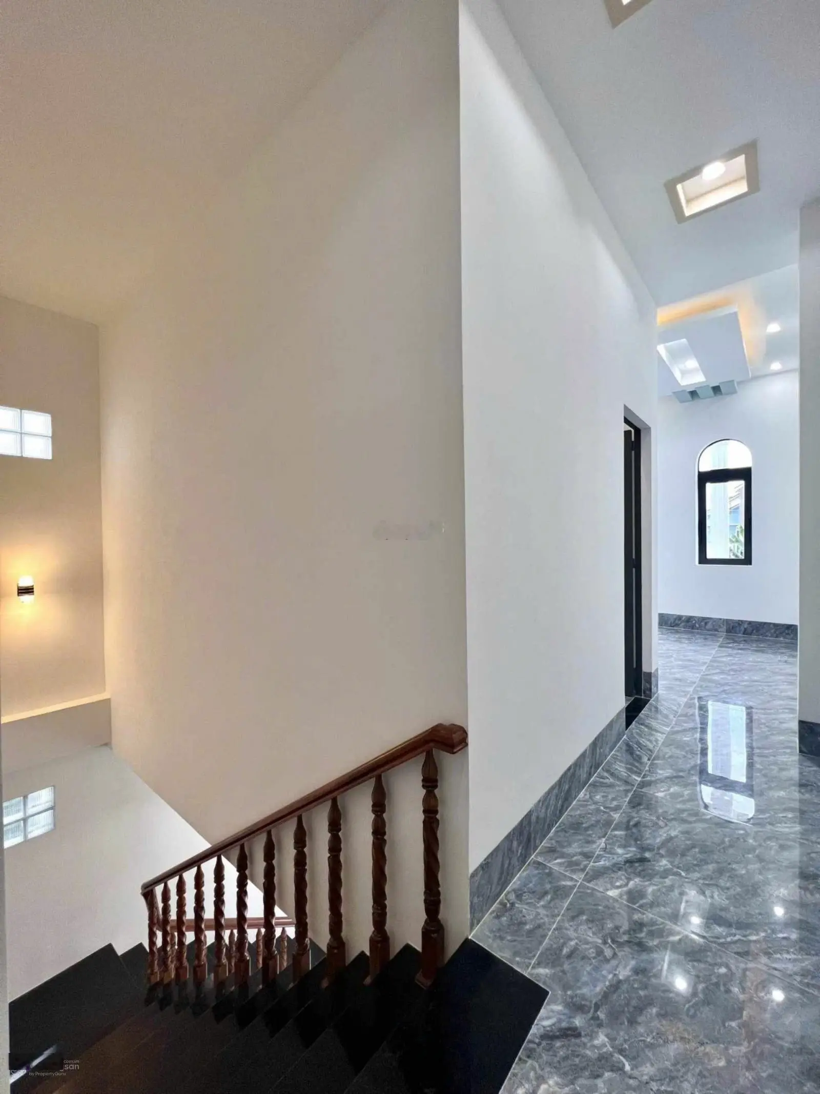 Bán nhà lầu mới 100% có 3 phòng ngủ oto đậu trước nhà sổ hồng hoàn công kế bên chợ Bình Thuỷ