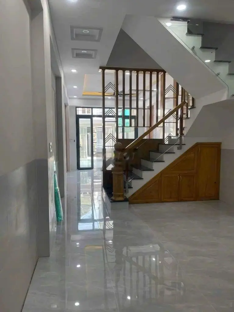 Nhà hoàn công 2 lầu Cách Thủ Đức 500m sân ô tô
