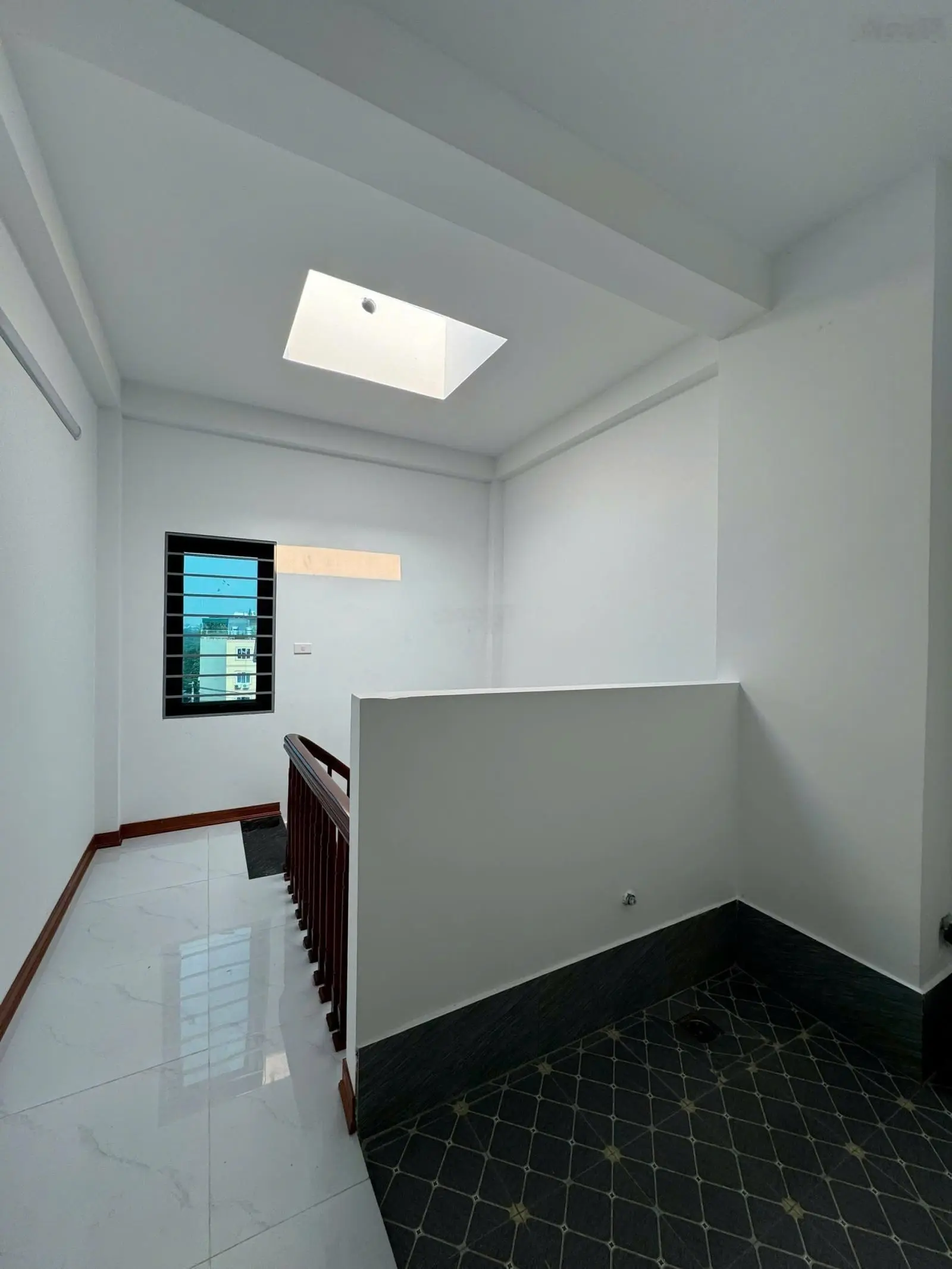 Nhà 5t*35m2 vị trí cực đẹp sát hồ lớn. Ô tô đỗ cổng. Cách đường QL6 chỉ 500m. Cách trung tâm HN 4km