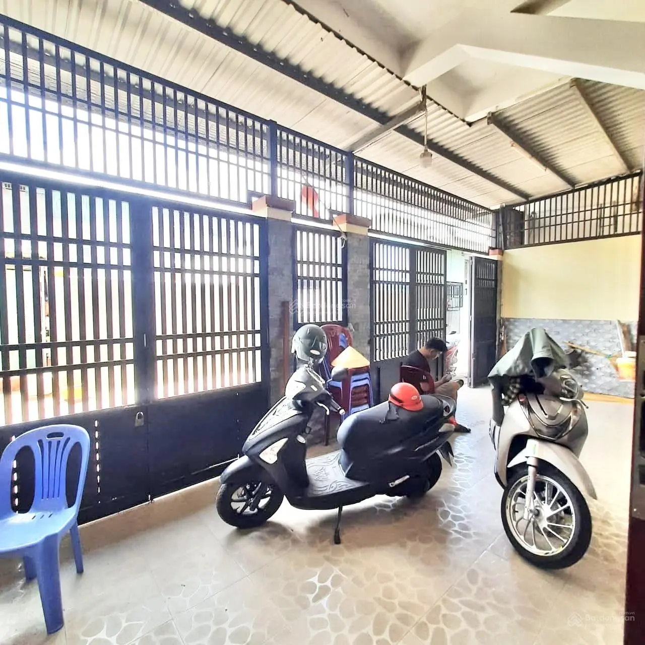 Cần bán nhà lầu trệt ngang 8,8m có thể ngăn làm 2 căn lầu trệt sát bên chợ xóm nghèo
