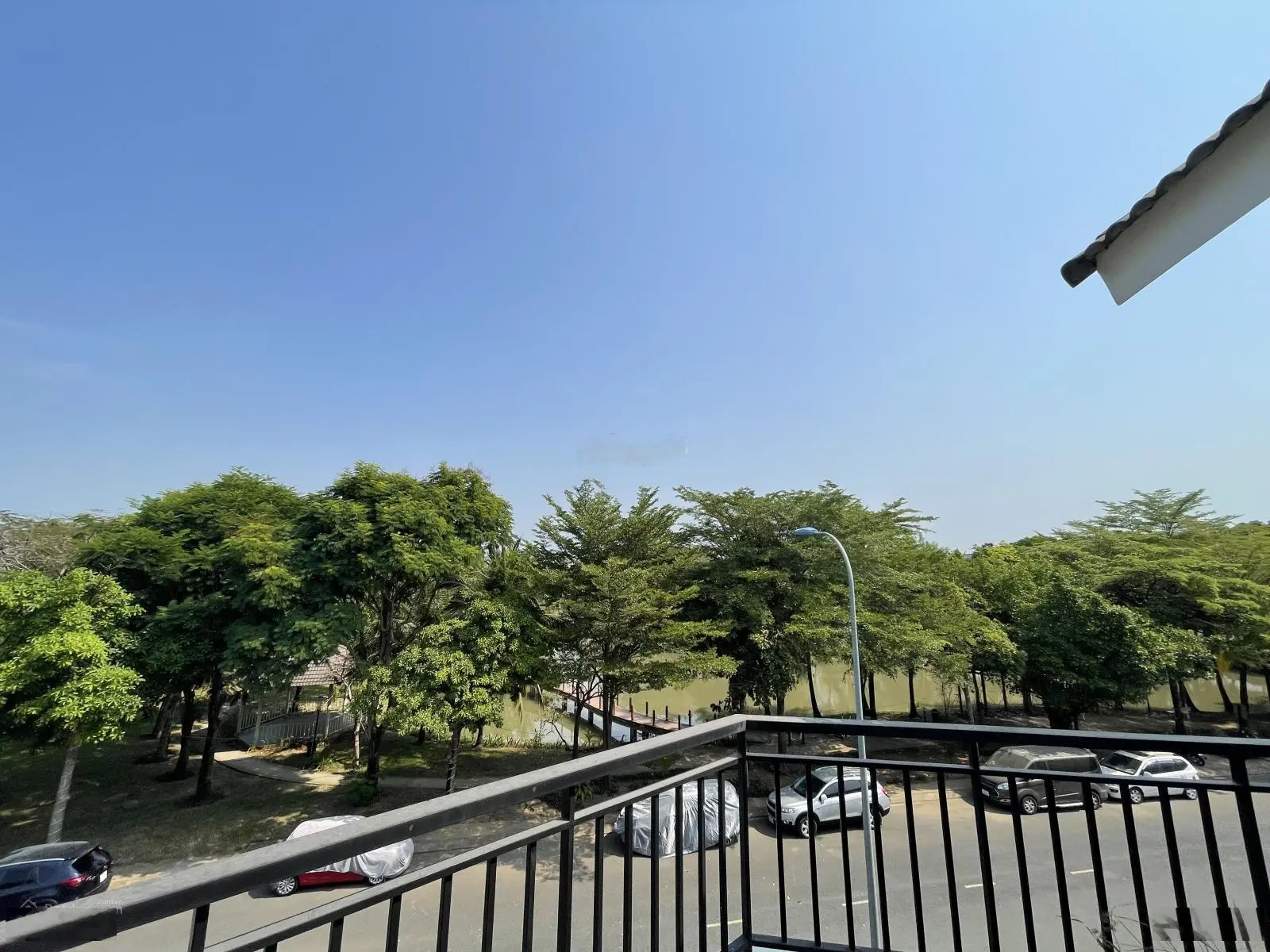 Bán biệt thự góc, sân vườn rộng, đối diện hồ, đường 20m - Park Riverside