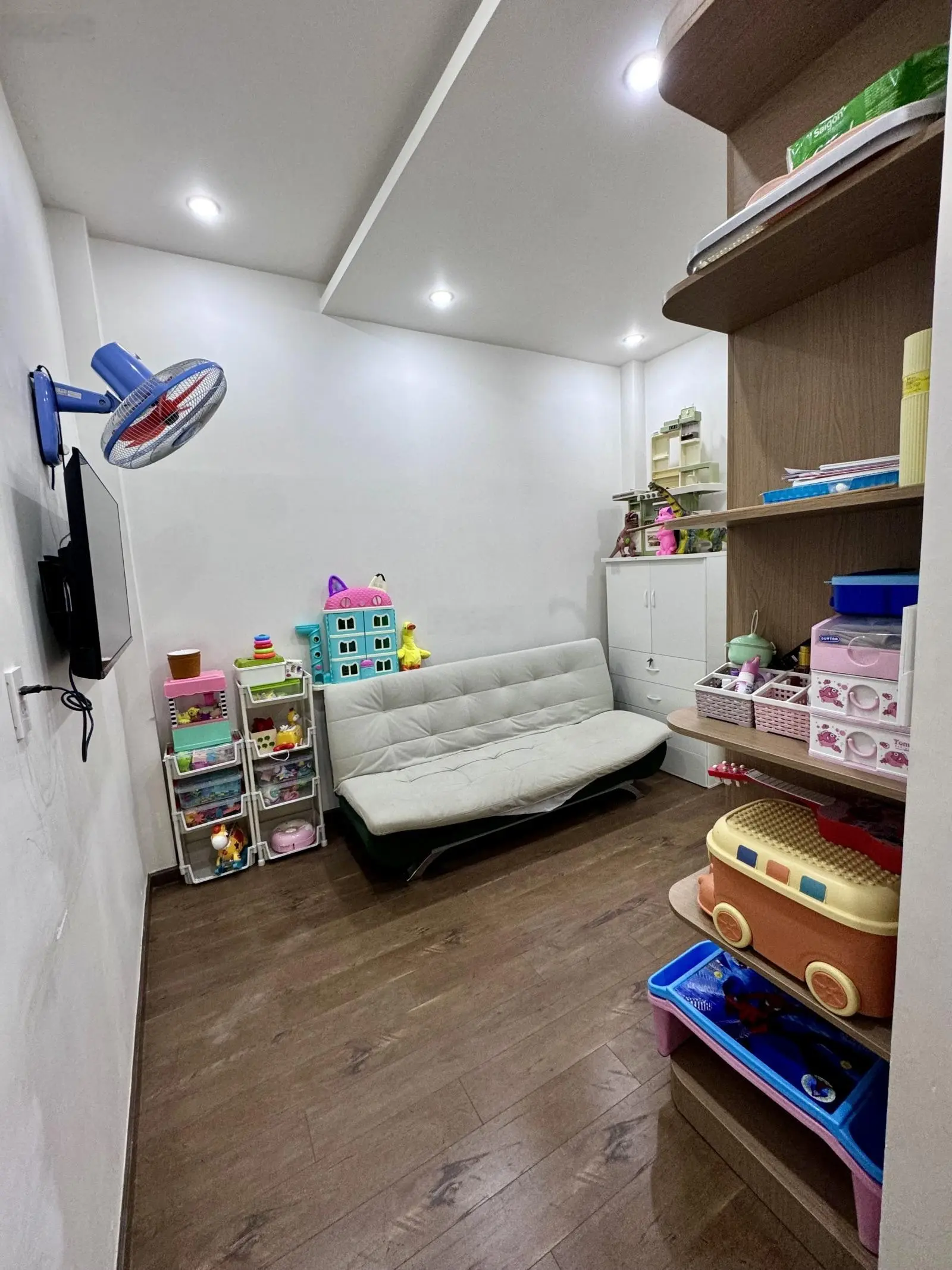 Bán nhà riêng 4PN, 4WC, 35m2 tại Âu Cơ, Phường 10, Tân Bình, 5,6 tỷ