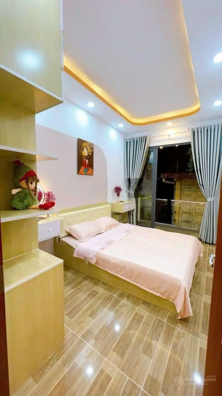 Bán gấp nhà HXH Nguyễn Văn Cừ, Quận 5, 40m2, gần chợ bệnh viện, trường học. LH 0922811690 Ngân