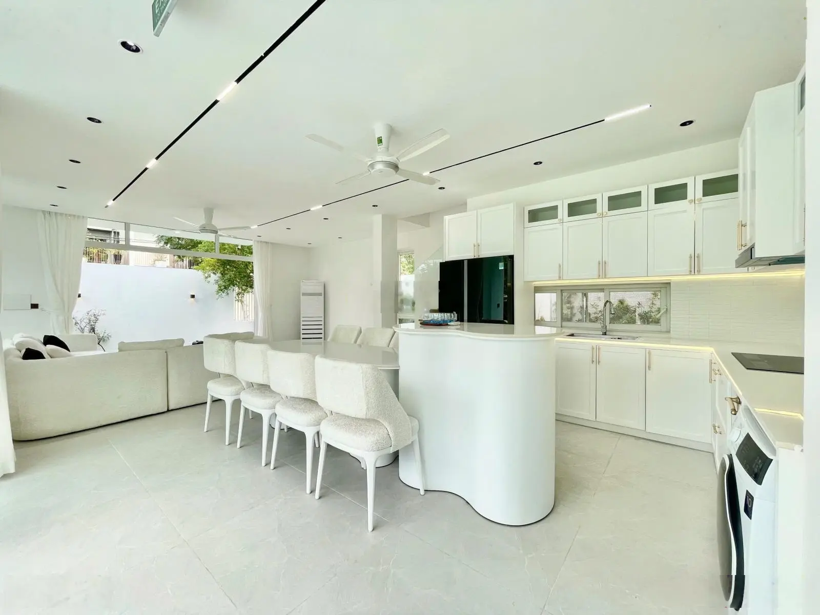 Villa 3MT Chương Dương 1300m2 view sông vườn khủng, siêu hồ bơi, full nội thất, trên 100tr/tháng