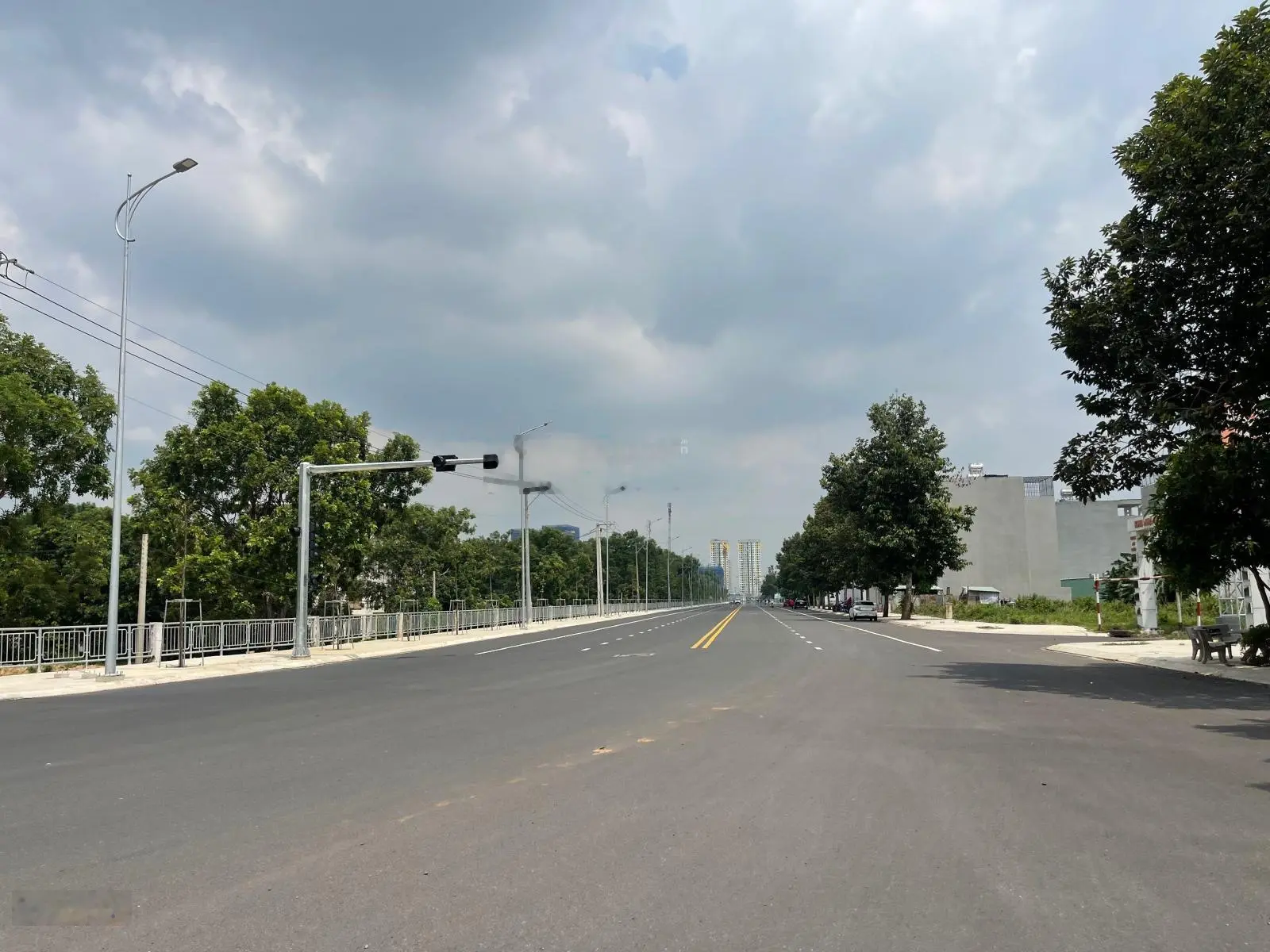 Chủ bán gấp 3 lô đất cách MT Thống Nhất (đường trục chính Đông Tây)15m,sát BXMD mới ngay làng ĐHQG