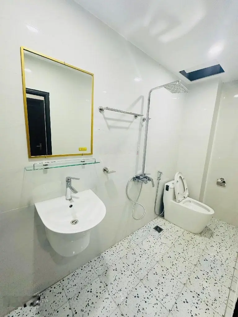 Khúc Thừa Dụ-TT Cầu Giấy .32m.5 Tầng.Cách 10m Ra Ô Tô Tránh.Giá 8,2 Tỷ