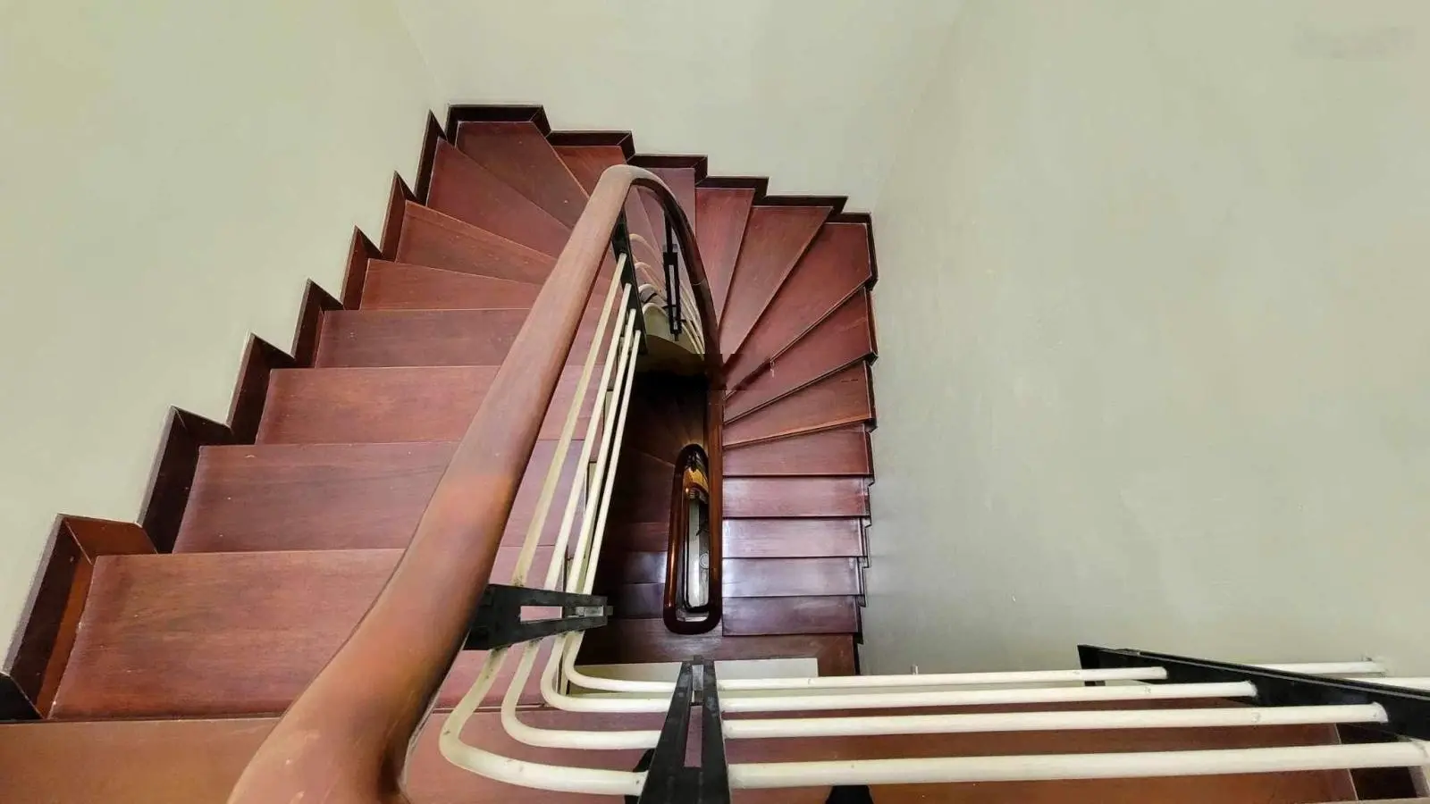 Bán nhà Hoàng Cầu đằng sau Quận Uỷ ĐĐ - căn góc 75m x 5tầng. Khu VIP - nhà vô cùng lộc. Chào 33,5tỷ