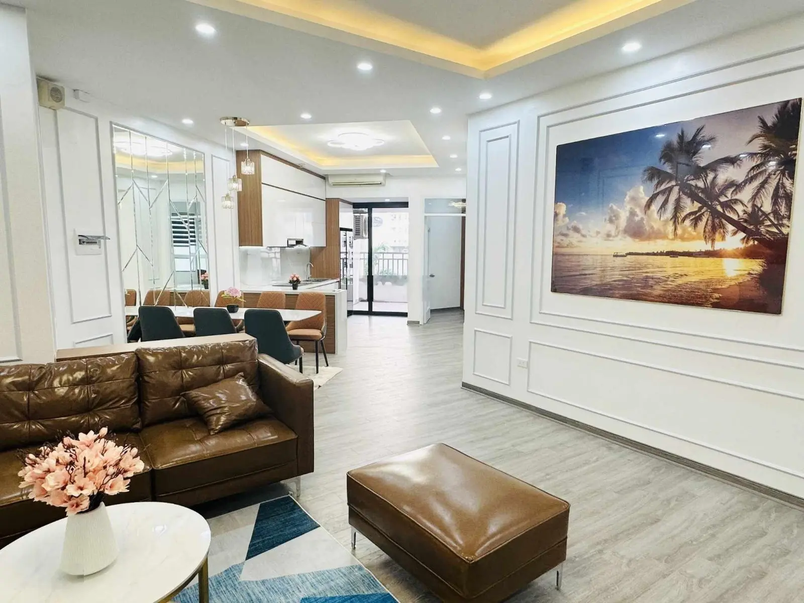 Gia đình cần bán căn 3pn, 2wc, S = 133m2, giá 6.3 tỷ, tại Riverside Garden, sổ đỏ. LH: 0985 232 ***