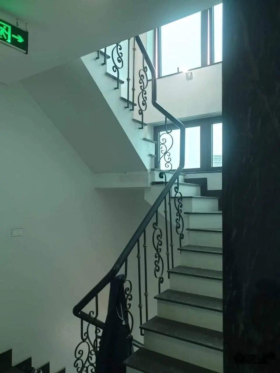 Toà nhà 9 tầng, thang máy 48,5 tỷ VND tại Lạc Long Quân, Tây Hồ, gara ô tô, văn phòng