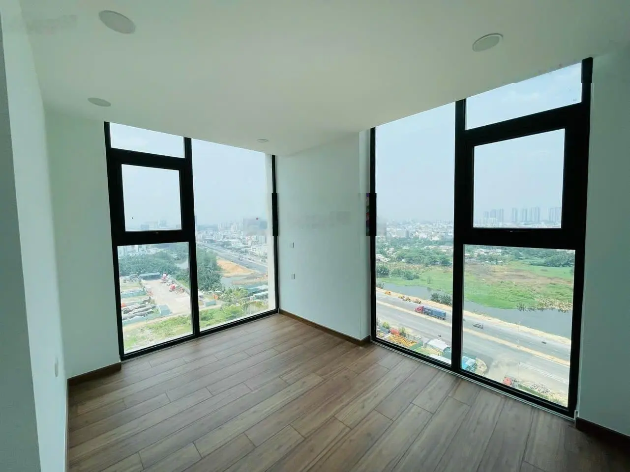 Bán gấp căn hộ 2PN 2WC, 75m2, nhà mới tại Eco Green Quận 7, sát Quận 4, LH: 0836 646 ***Nguyên)