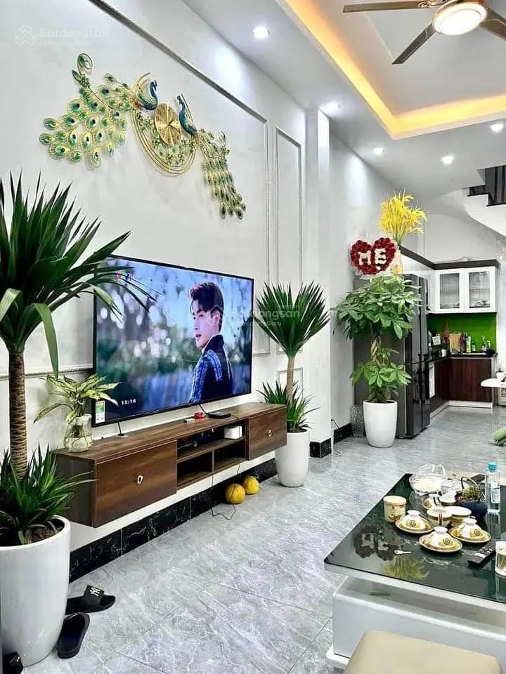 - NHÀ GIÁP BÁT. DT. 40m2. Mt. 4,5m. 4 ngủ. 4vs. 5 tầng.