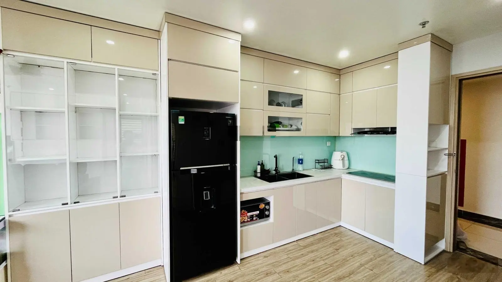 Chính chủ bán căn 2PN2VS căn góc toà S1.08 trung tâm 64m2 đủ nội thất đẹp, gía nhỉnh 3 tỷ, sắn sổ
