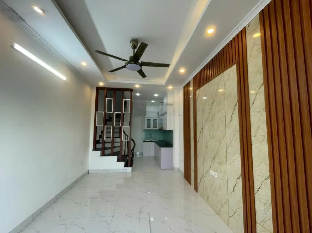 Nhà ôtô qua cửa, đường thông. Xây mới 5 tầng. Đồ gắn tường đầy đủ
