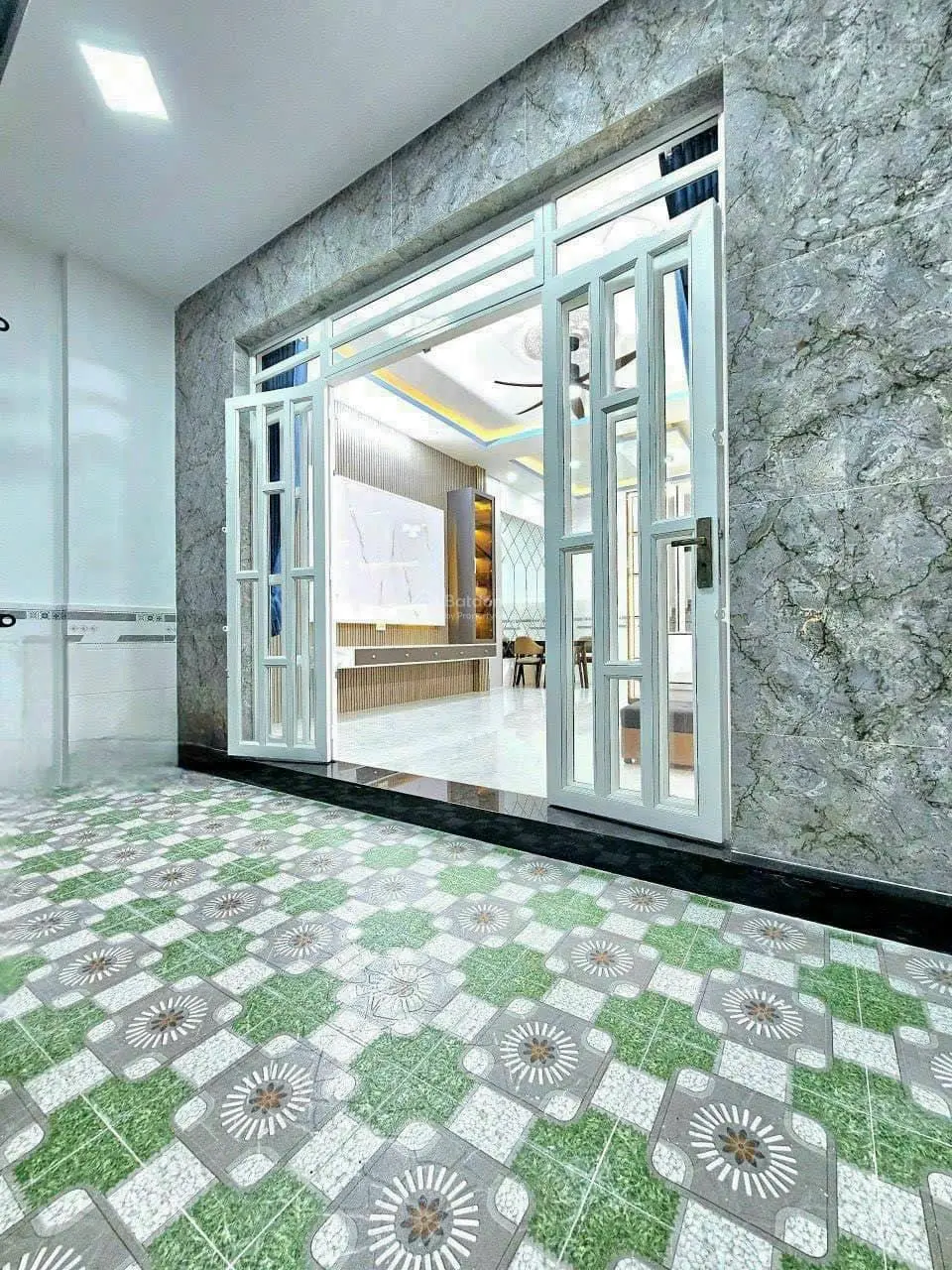 Chính chủ kẹt tiền bán gấp căn nhà ở sát chợ BÌNH CHÁNH, đường ĐINH ĐỨC THIỆN, 5,6mx20m, giá 1 tỉ 1