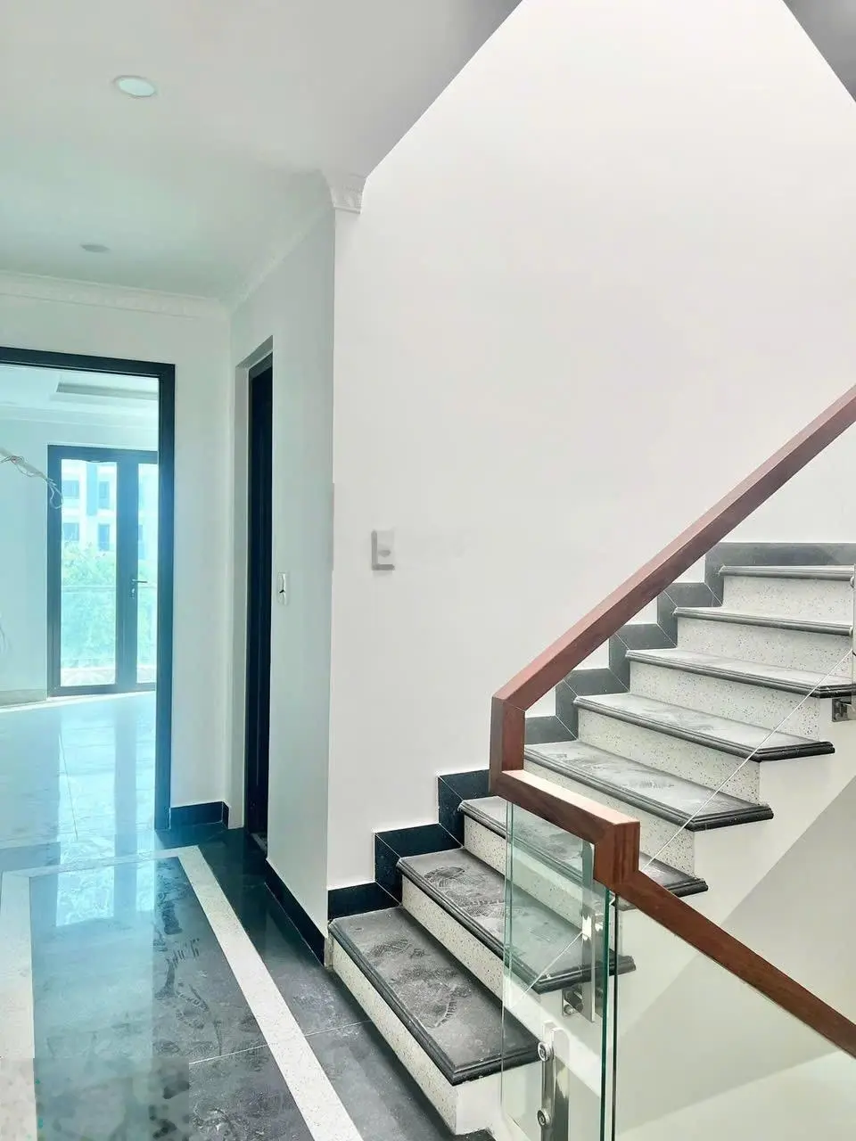 Bán nhà 50,4m2 đối diện công viên giá chỉ hơn 3 tỷ liên hệ e Nguyên 0357 864 ***