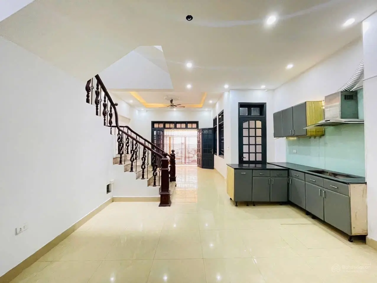 Bát Khối - Long Biên, nhà đẹp ở ngay, đường ô tô tránh, gần trung tâm, tiện ích