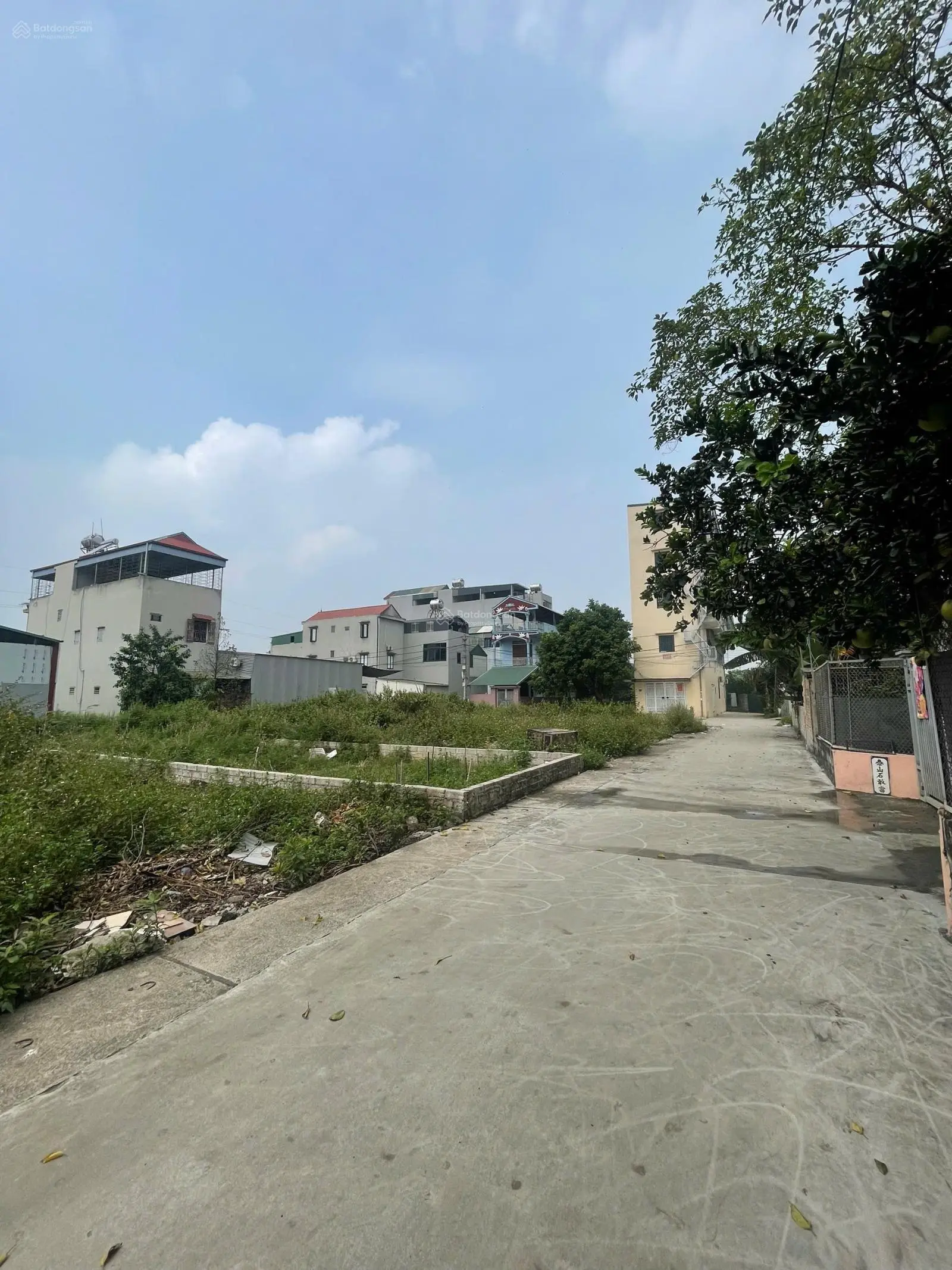Em đang có lô đất cần bán ngay mặt hồ Tân Xã , kinh doanh cho thuê được ngay , sẵn sổ