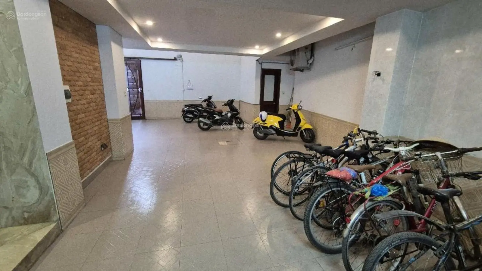 Bán nhà phố Hoàng Hoa Thám 92m2, 8 tầng thang máy, ô tô đỗ cổng, dòng tiền 50 triệu/1 tháng
