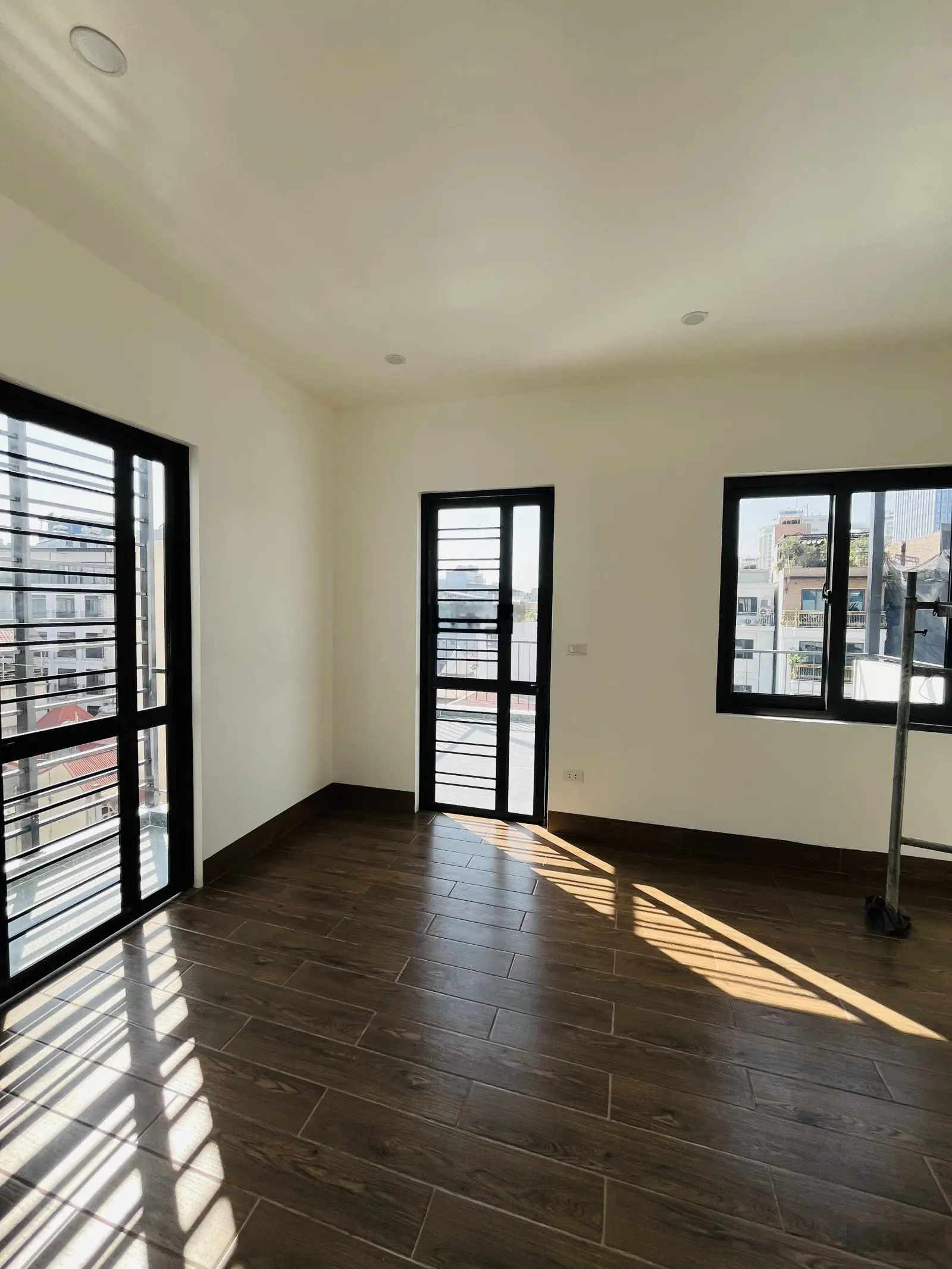 Lạc Long Quân toà nhà 7 tầng thang máy lô góc view thoáng 51m2 mặt tiền 5.7m