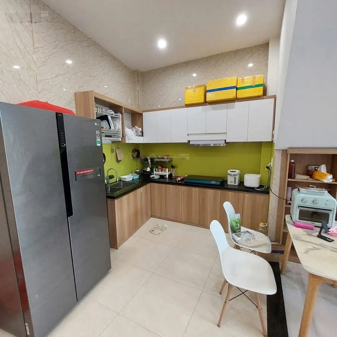Nhà gần chợ, khu công nghiệp, cho thuê 8tr/th, 70m2 tại Bình Chánh, sổ sách đầy đủ