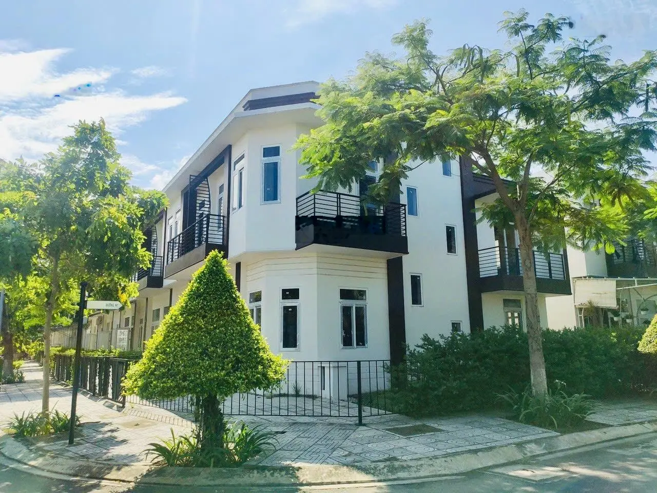 Chủ gửi bán gấp lô góc nằm ngay đầu cổng vào Solar City 8*17m, 4 tỷ còn TL, 0979866660