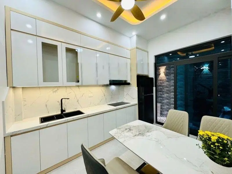 Chính chủ tôi kẹt tiền cần bán gấp njaf nguyên hồng đống đa dt 43m 4 tầng 4 ngủ đủ công năng $ 9 tỷ